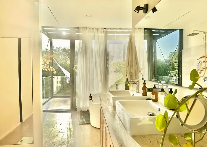 Glass Jungle With Amazing Views -10 Min Dt